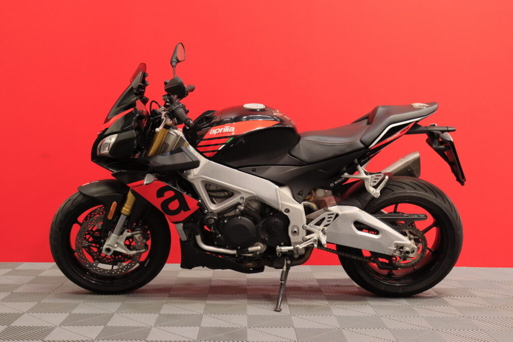 Aprilia - TUONO - 4V 1100 RR // Akrapovic / Cruise / Quickshifter / TFT // Aprilia - TUONO - 4V 1100 RR // Akrapovic / Cruise / Quickshifter / TFT // - Moottoripyörä