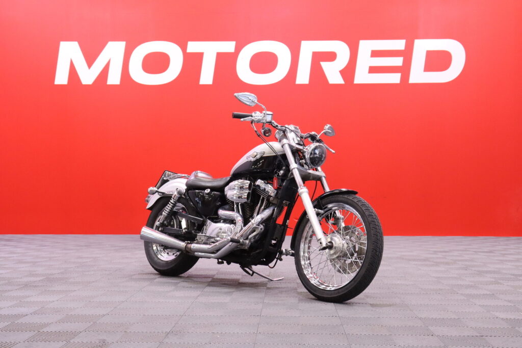 Harley-Davidson - SPORTSTER - Xl 1200 C Sportster Custom / Custom Putkisto / LED // Harley-Davidson - SPORTSTER - Xl 1200 C Sportster Custom / Custom Putkisto / LED // - Moottoripyörä