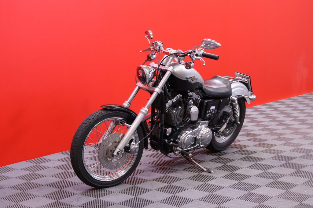 Harley-Davidson - SPORTSTER - Xl 1200 C Sportster Custom / Custom Putkisto / LED // Harley-Davidson - SPORTSTER - Xl 1200 C Sportster Custom / Custom Putkisto / LED // - Moottoripyörä