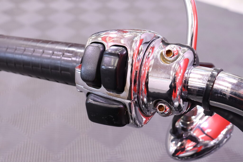 Harley-Davidson - SPORTSTER - Xl 1200 C Sportster Custom / Custom Putkisto / LED // Harley-Davidson - SPORTSTER - Xl 1200 C Sportster Custom / Custom Putkisto / LED // - Moottoripyörä