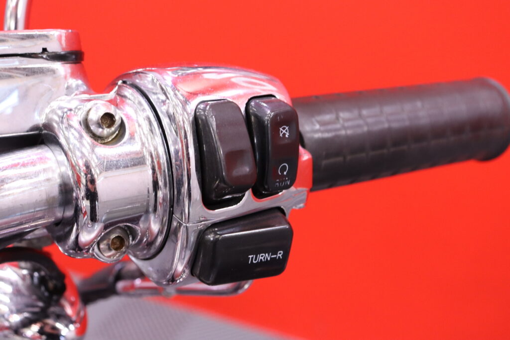 Harley-Davidson - SPORTSTER - Xl 1200 C Sportster Custom / Custom Putkisto / LED // Harley-Davidson - SPORTSTER - Xl 1200 C Sportster Custom / Custom Putkisto / LED // - Moottoripyörä