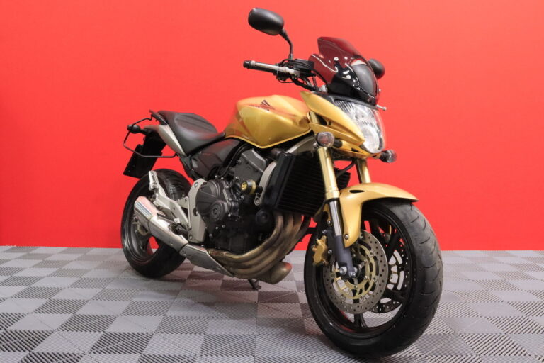 Honda - CB - 600 F Hornet // Suomi-pyörä / Kaatumatapit / Metalliväri // - Moottoripyörä