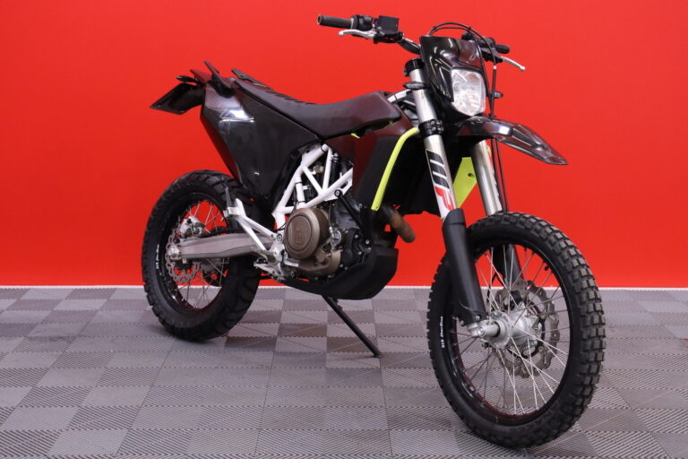 Husqvarna - 701 - Enduro // Huoltokirja / Wings- slipari/ Suomi pyörä // - Moottoripyörä