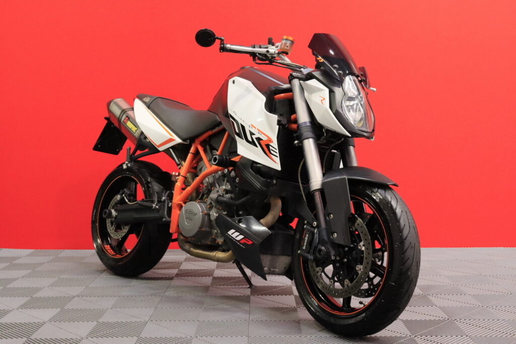 KTM - 990 - Super Duke R // Suomi-pyörä / Akrapovic slipari / Huoltokirja / Ohjausiskari / Kaatumatapit // KTM - 990 - Super Duke R // Suomi-pyörä / Akrapovic slipari / Huoltokirja / Ohjausiskari / Kaatumatapit // - Moottoripyörä