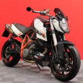 KTM - 990 - Super Duke R // Suomi-pyörä / Akrapovic slipari / Huoltokirja / Ohjausiskari / Kaatumatapit // - Moottoripyörä