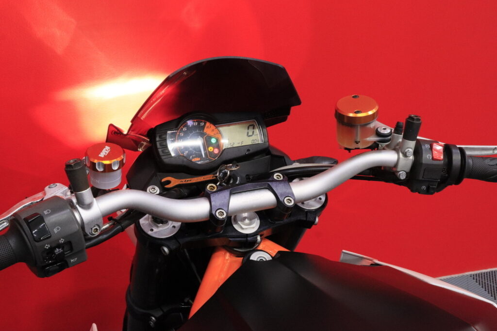 KTM - 990 - Super Duke R // Suomi-pyörä / Akrapovic slipari / Huoltokirja / Ohjausiskari / Kaatumatapit // KTM - 990 - Super Duke R // Suomi-pyörä / Akrapovic slipari / Huoltokirja / Ohjausiskari / Kaatumatapit // - Moottoripyörä