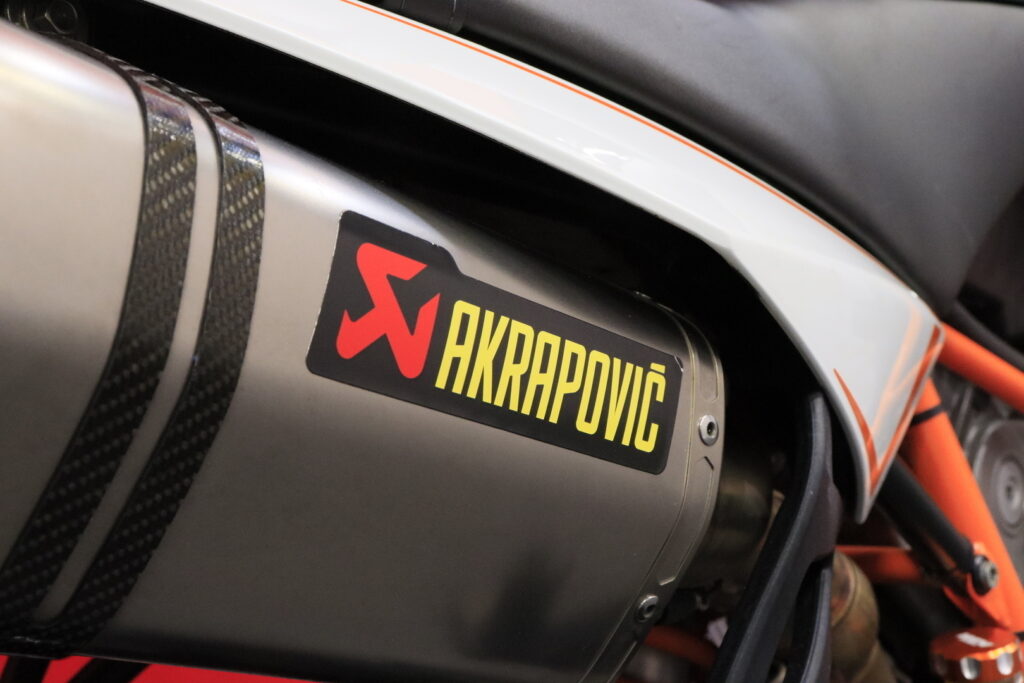 KTM - 990 - Super Duke R // Suomi-pyörä / Akrapovic slipari / Huoltokirja / Ohjausiskari / Kaatumatapit // KTM - 990 - Super Duke R // Suomi-pyörä / Akrapovic slipari / Huoltokirja / Ohjausiskari / Kaatumatapit // - Moottoripyörä