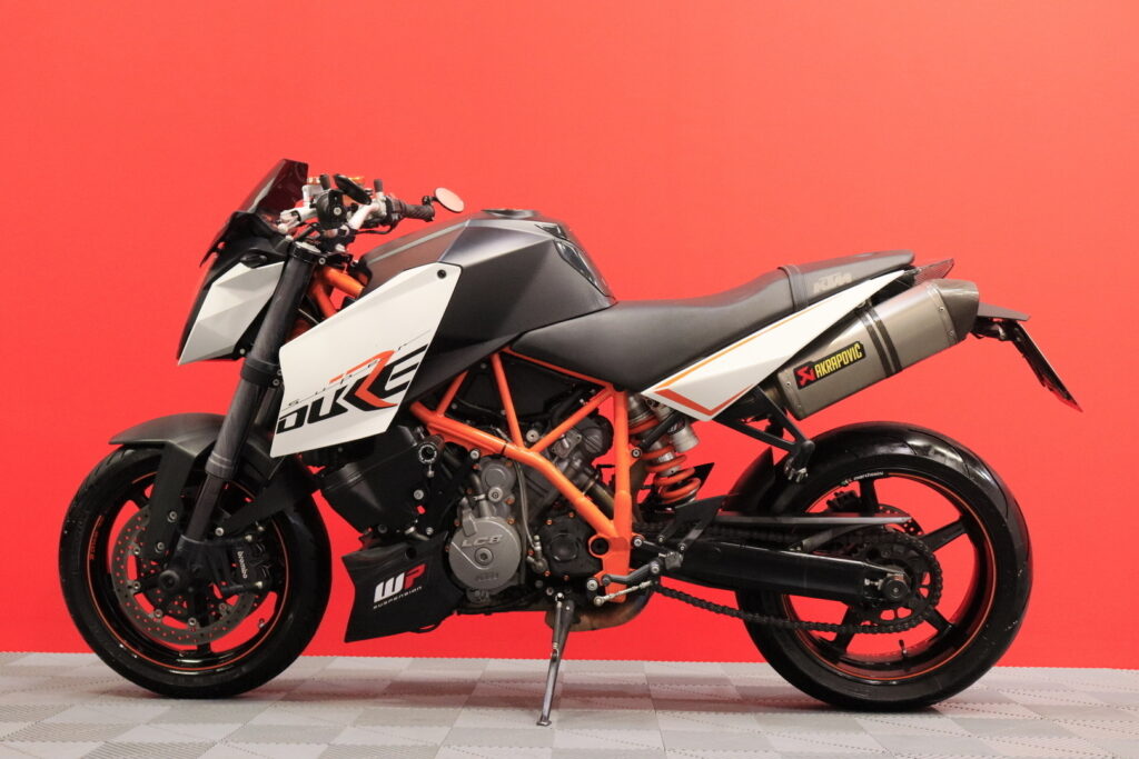 KTM - 990 - Super Duke R // Suomi-pyörä / Akrapovic slipari / Huoltokirja / Ohjausiskari / Kaatumatapit // KTM - 990 - Super Duke R // Suomi-pyörä / Akrapovic slipari / Huoltokirja / Ohjausiskari / Kaatumatapit // - Moottoripyörä