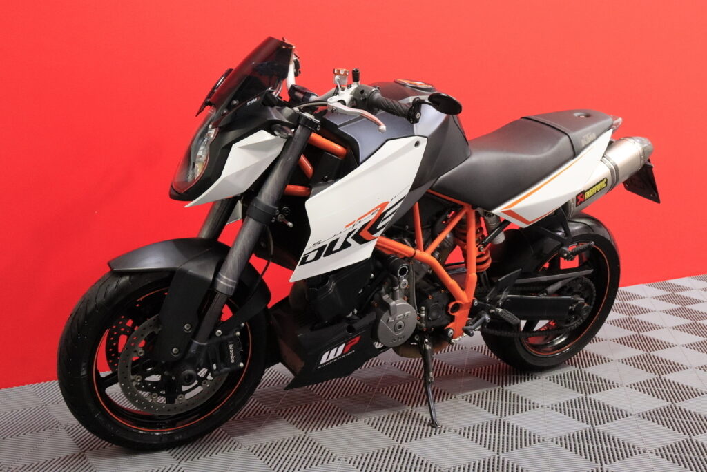 KTM - 990 - Super Duke R // Suomi-pyörä / Akrapovic slipari / Huoltokirja / Ohjausiskari / Kaatumatapit // KTM - 990 - Super Duke R // Suomi-pyörä / Akrapovic slipari / Huoltokirja / Ohjausiskari / Kaatumatapit // - Moottoripyörä