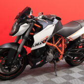 KTM - 990 - Super Duke R // Suomi-pyörä / Akrapovic slipari / Huoltokirja / Ohjausiskari / Kaatumatapit // - Moottoripyörä
