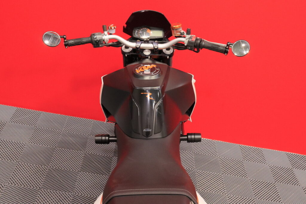 KTM - 990 - Super Duke R // Suomi-pyörä / Akrapovic slipari / Huoltokirja / Ohjausiskari / Kaatumatapit // KTM - 990 - Super Duke R // Suomi-pyörä / Akrapovic slipari / Huoltokirja / Ohjausiskari / Kaatumatapit // - Moottoripyörä