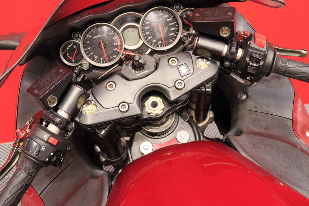 Suzuki - GSX - 1300R Hayabusa // Suomi-pyörä / Huoltokirja / Yoshimura / Ducktail // Suzuki - GSX - 1300R Hayabusa // Suomi-pyörä / Huoltokirja / Yoshimura / Ducktail // - Moottoripyörä