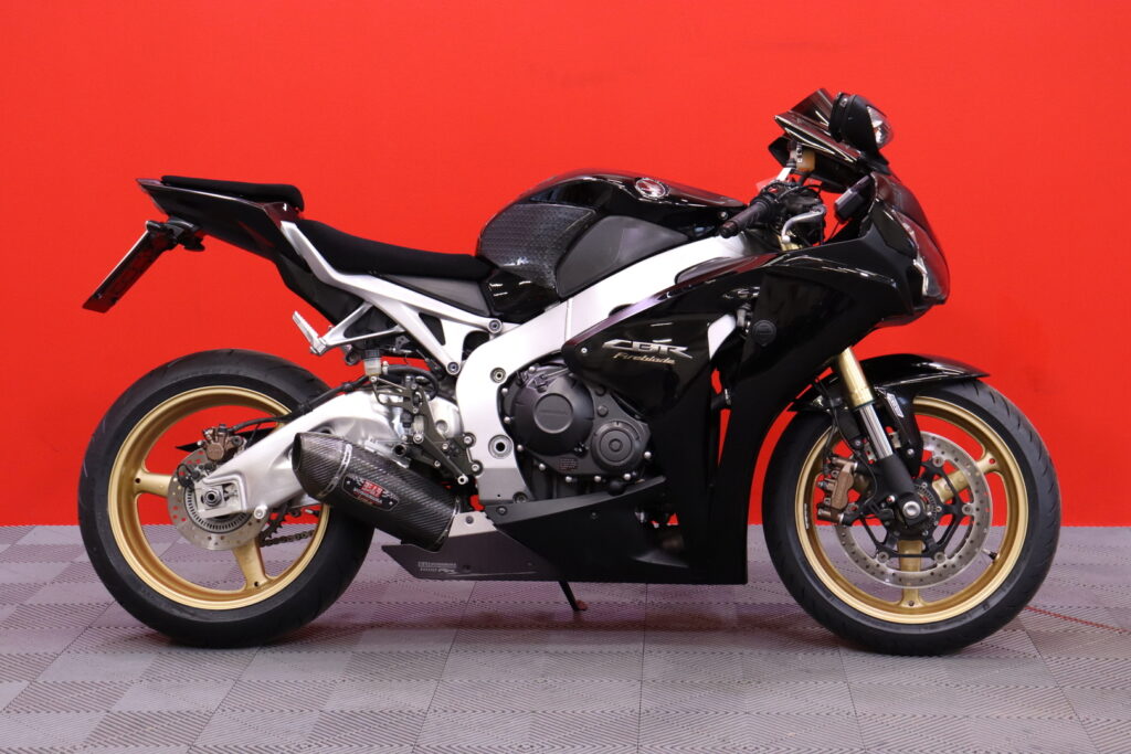 Honda - CBR - 1000 RR Fireblade // Yoshimura / Huoltokirja / ABS-Jarrut / Nopea kotiinkuljetus! // Honda - CBR - 1000 RR Fireblade // Yoshimura / Huoltokirja / ABS-Jarrut / Nopea kotiinkuljetus! // - Moottoripyörä