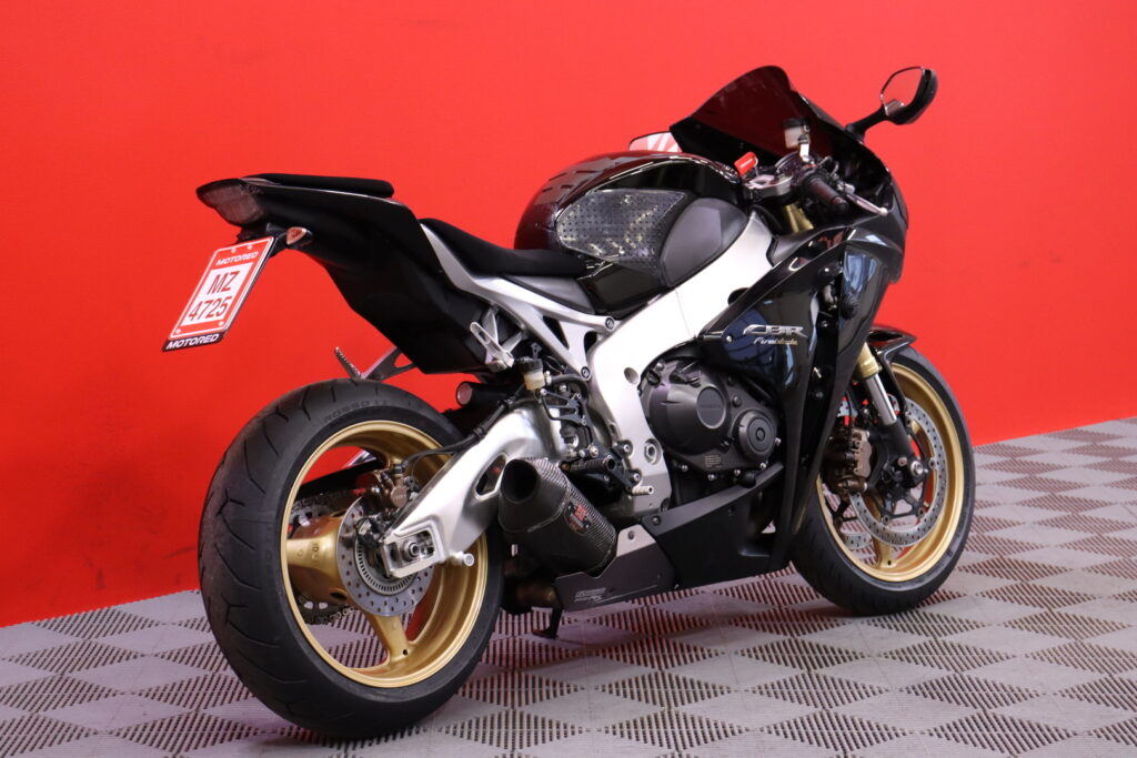 Honda - CBR - 1000 RR Fireblade // Yoshimura / Huoltokirja / ABS-Jarrut / Nopea kotiinkuljetus! // Honda - CBR - 1000 RR Fireblade // Yoshimura / Huoltokirja / ABS-Jarrut / Nopea kotiinkuljetus! // - Moottoripyörä