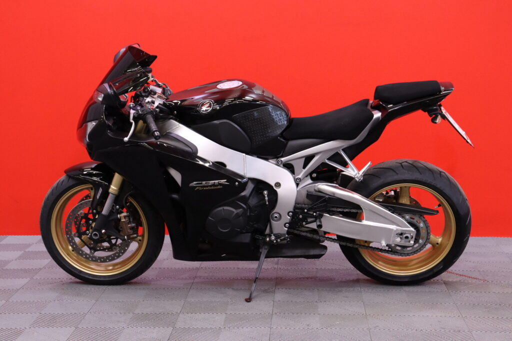 Honda - CBR - 1000 RR Fireblade // Yoshimura / Huoltokirja / ABS-Jarrut / Nopea kotiinkuljetus! // Honda - CBR - 1000 RR Fireblade // Yoshimura / Huoltokirja / ABS-Jarrut / Nopea kotiinkuljetus! // - Moottoripyörä