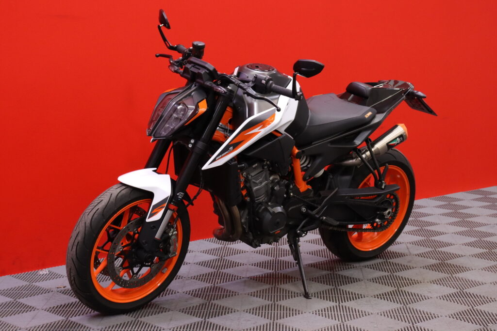 KTM - 890 - Duke R // Huoltokirja / Ajomodet / AR Sliparit / Shifter / Digimittari // KTM - 890 - Duke R // Huoltokirja / Ajomodet / AR Sliparit / Shifter / Digimittari // - Moottoripyörä