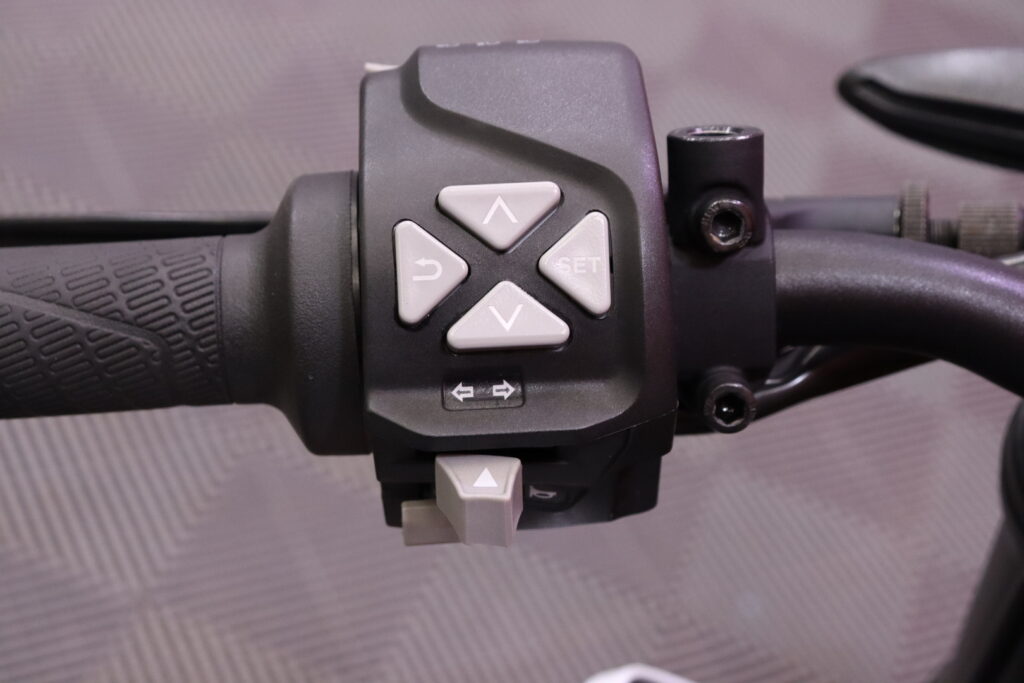 KTM - 890 - Duke R // Huoltokirja / Ajomodet / AR Sliparit / Shifter / Digimittari // KTM - 890 - Duke R // Huoltokirja / Ajomodet / AR Sliparit / Shifter / Digimittari // - Moottoripyörä