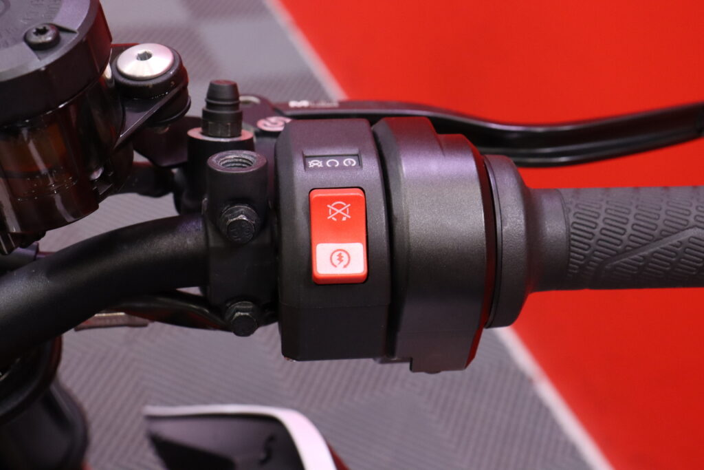 KTM - 890 - Duke R // Huoltokirja / Ajomodet / AR Sliparit / Shifter / Digimittari // KTM - 890 - Duke R // Huoltokirja / Ajomodet / AR Sliparit / Shifter / Digimittari // - Moottoripyörä