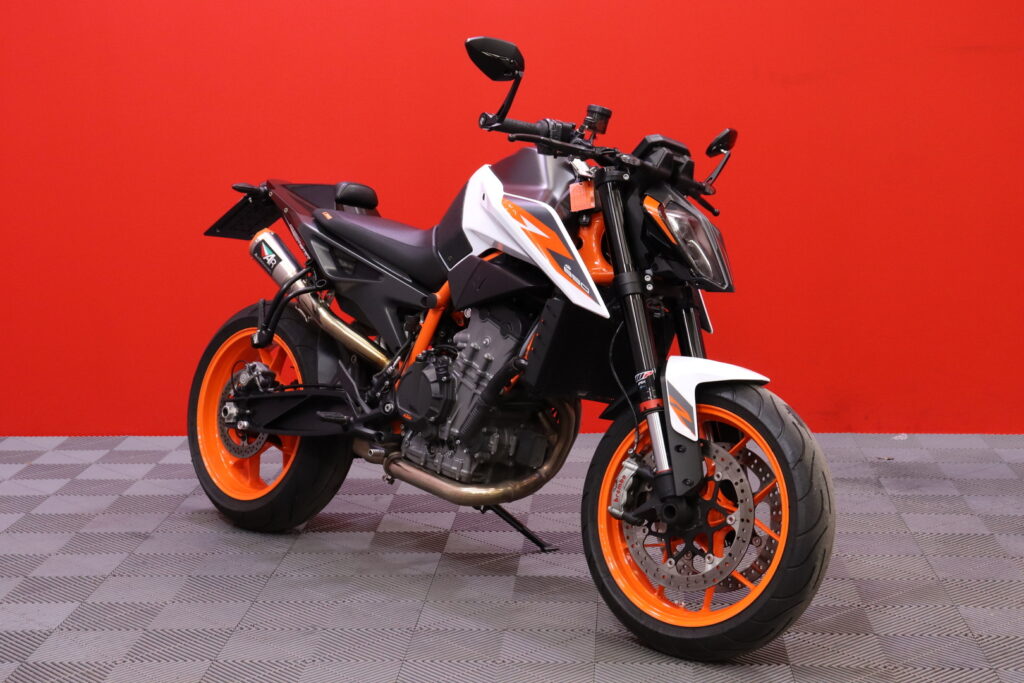 KTM - 890 - Duke R // Huoltokirja / Ajomodet / AR Sliparit / Shifter / Digimittari // KTM - 890 - Duke R // Huoltokirja / Ajomodet / AR Sliparit / Shifter / Digimittari // - Moottoripyörä