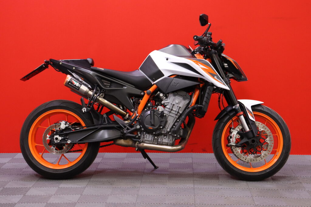 KTM - 890 - Duke R // Huoltokirja / Ajomodet / AR Sliparit / Shifter / Digimittari // KTM - 890 - Duke R // Huoltokirja / Ajomodet / AR Sliparit / Shifter / Digimittari // - Moottoripyörä