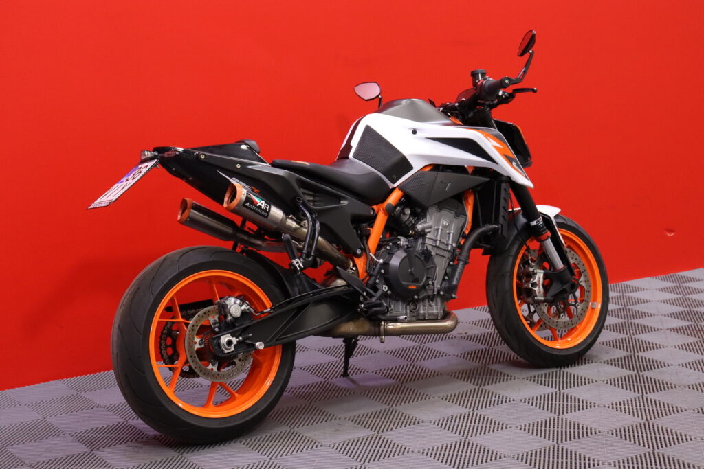 KTM - 890 - Duke R // Huoltokirja / Ajomodet / AR Sliparit / Shifter / Digimittari // KTM - 890 - Duke R // Huoltokirja / Ajomodet / AR Sliparit / Shifter / Digimittari // - Moottoripyörä