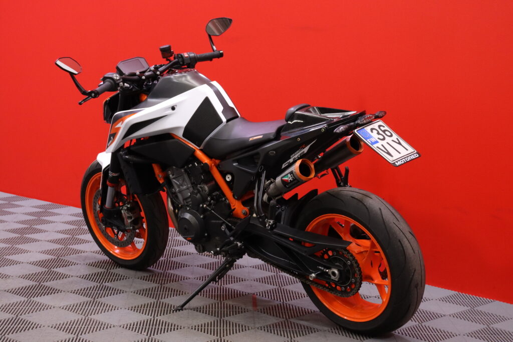 KTM - 890 - Duke R // Huoltokirja / Ajomodet / AR Sliparit / Shifter / Digimittari // KTM - 890 - Duke R // Huoltokirja / Ajomodet / AR Sliparit / Shifter / Digimittari // - Moottoripyörä