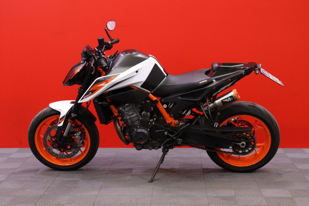 KTM - 890 - Duke R // Huoltokirja / Ajomodet / AR Sliparit / Shifter / Digimittari // KTM - 890 - Duke R // Huoltokirja / Ajomodet / AR Sliparit / Shifter / Digimittari // - Moottoripyörä