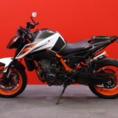 KTM - 890 - Duke R // Huoltokirja / Ajomodet / AR Sliparit / Shifter / Digimittari // - Moottoripyörä