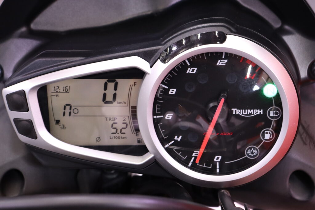 Triumph - STREET TRIPLE - 675 / Suomi-Pyörä! / ABS-Jarrut / Huoltokirja / Takalaukku // Triumph - STREET TRIPLE - 675 / Suomi-Pyörä! / ABS-Jarrut / Huoltokirja / Takalaukku // - Moottoripyörä