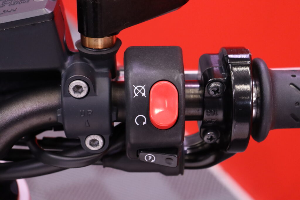 Triumph - STREET TRIPLE - 675 / Suomi-Pyörä! / ABS-Jarrut / Huoltokirja / Takalaukku // Triumph - STREET TRIPLE - 675 / Suomi-Pyörä! / ABS-Jarrut / Huoltokirja / Takalaukku // - Moottoripyörä