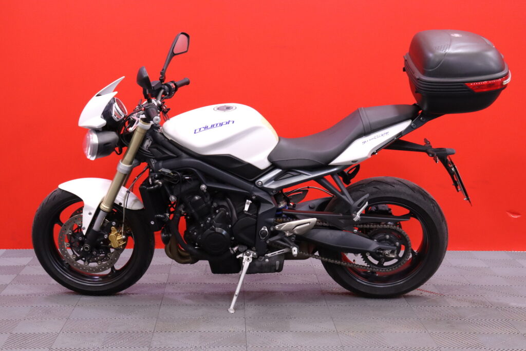 Triumph - STREET TRIPLE - 675 / Suomi-Pyörä! / ABS-Jarrut / Huoltokirja / Takalaukku // Triumph - STREET TRIPLE - 675 / Suomi-Pyörä! / ABS-Jarrut / Huoltokirja / Takalaukku // - Moottoripyörä
