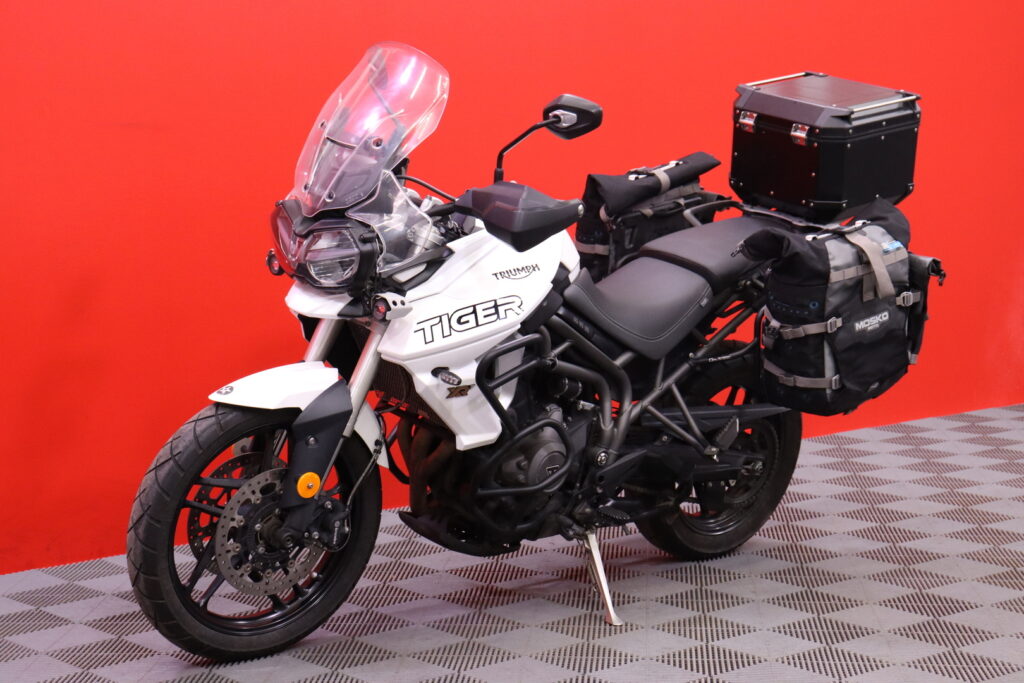 Triumph - TIGER - 800 // 3x Laukut / LED / Penkinlämmitin / Vakkari / Digimittaristo / Ajomodet // Triumph - TIGER - 800 // 3x Laukut / LED / Penkinlämmitin / Vakkari / Digimittaristo / Ajomodet // - Moottoripyörä