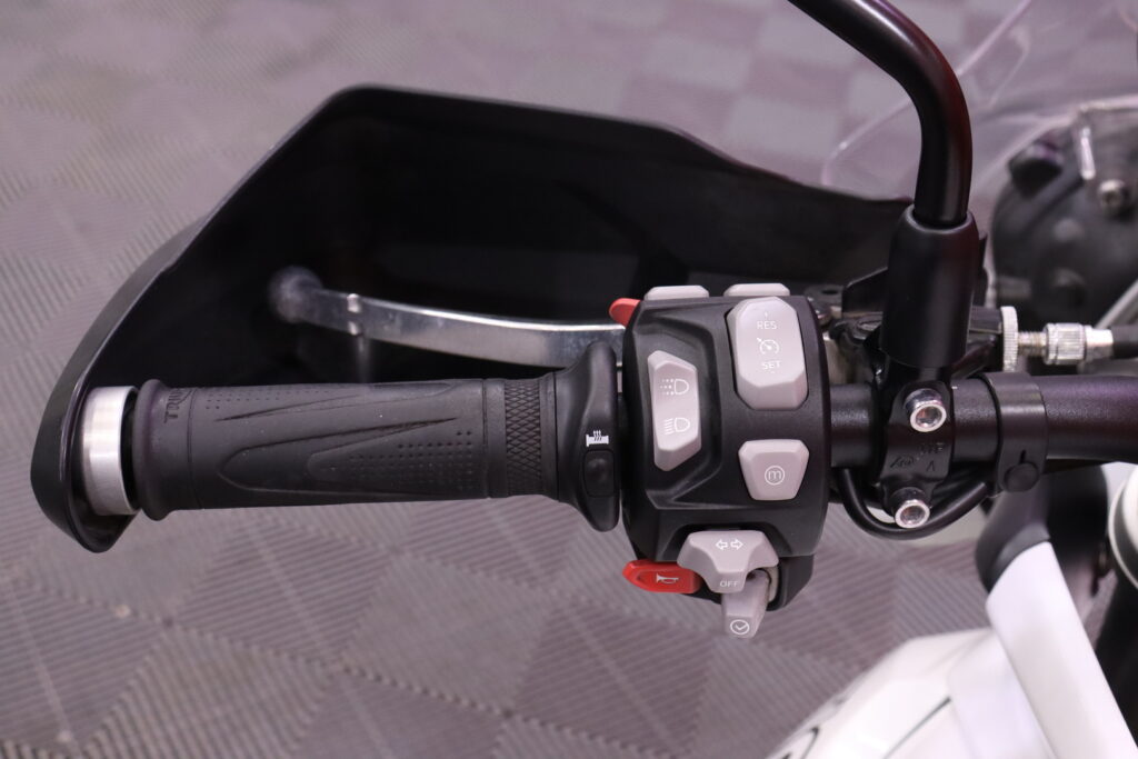 Triumph - TIGER - 800 // 3x Laukut / LED / Penkinlämmitin / Vakkari / Digimittaristo / Ajomodet // Triumph - TIGER - 800 // 3x Laukut / LED / Penkinlämmitin / Vakkari / Digimittaristo / Ajomodet // - Moottoripyörä