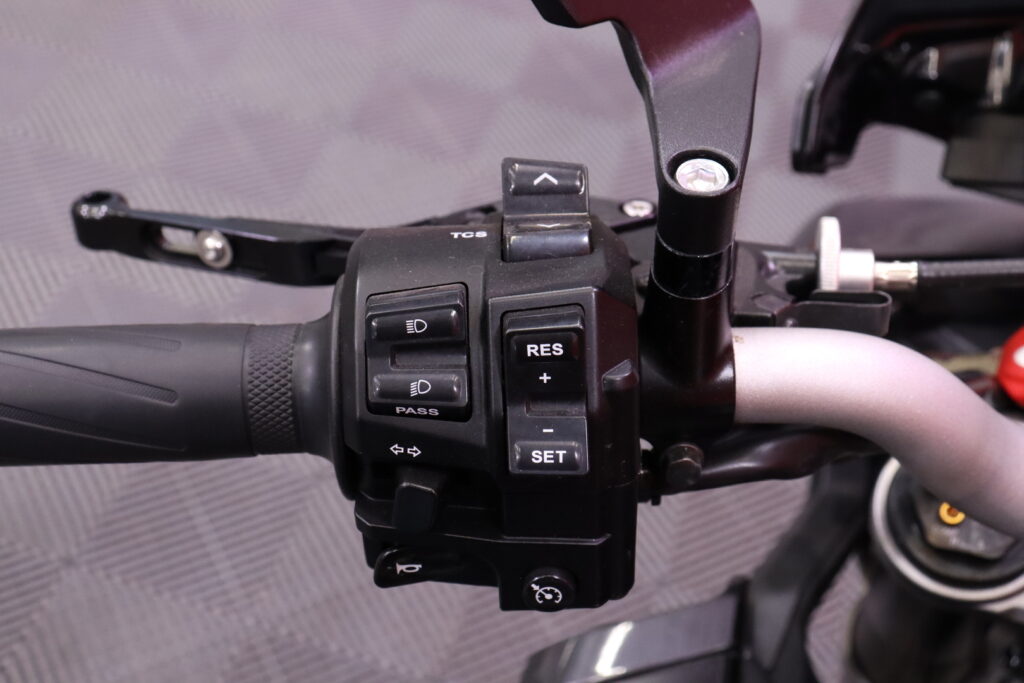 Yamaha - MT-10 - // Shifter / Dominator / Vakkari / Ajomodet / TCS / Huoltokirja // Yamaha - MT-10 - // Shifter / Dominator / Vakkari / Ajomodet / TCS / Huoltokirja // - Moottoripyörä