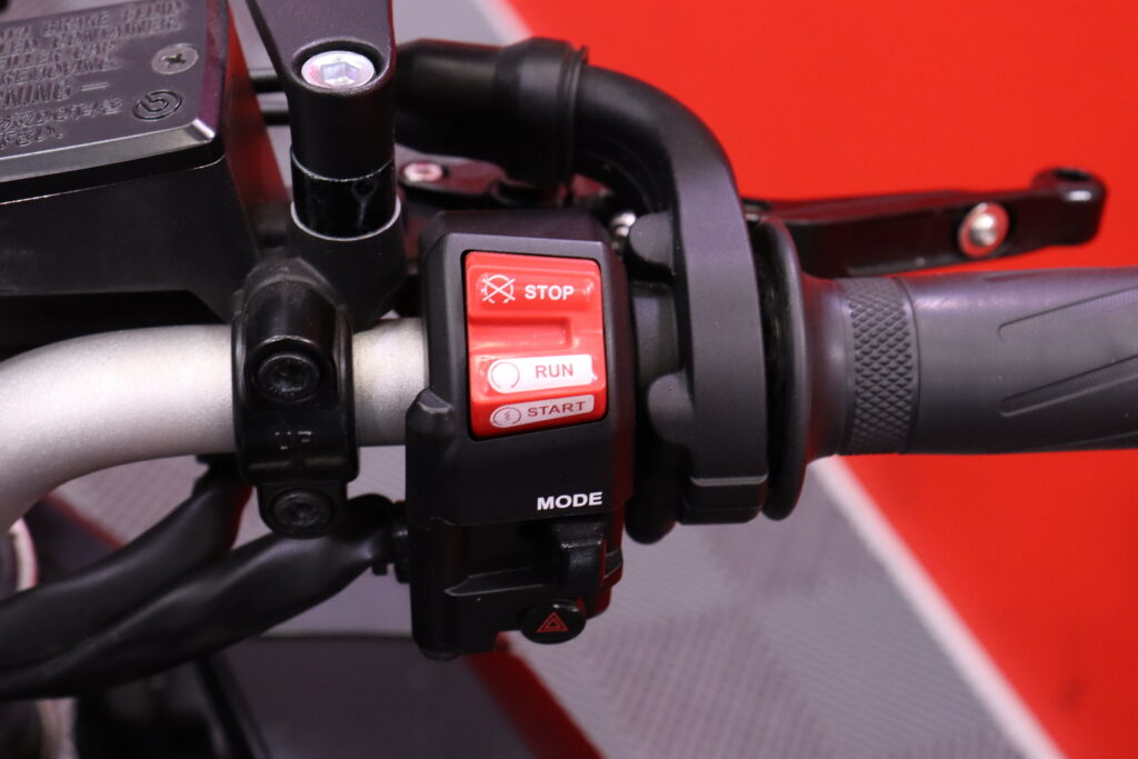 Yamaha - MT-10 - // Shifter / Dominator / Vakkari / Ajomodet / TCS / Huoltokirja // Yamaha - MT-10 - // Shifter / Dominator / Vakkari / Ajomodet / TCS / Huoltokirja // - Moottoripyörä