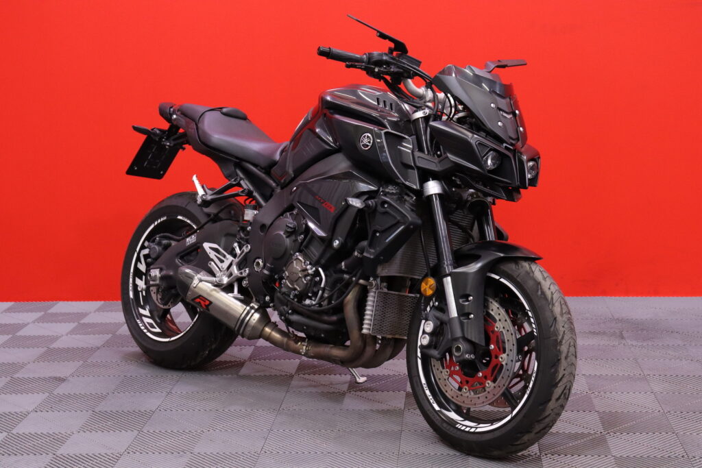 Yamaha - MT-10 - // Shifter / Dominator / Vakkari / Ajomodet / TCS / Huoltokirja // Yamaha - MT-10 - // Shifter / Dominator / Vakkari / Ajomodet / TCS / Huoltokirja // - Moottoripyörä