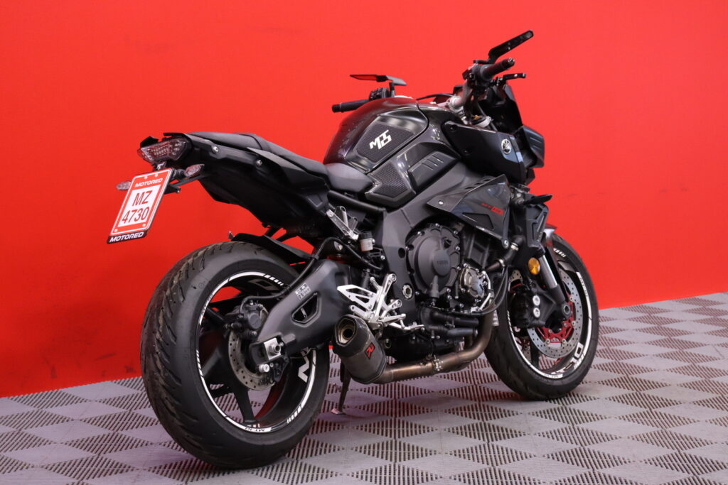 Yamaha - MT-10 - // Shifter / Dominator / Vakkari / Ajomodet / TCS / Huoltokirja // Yamaha - MT-10 - // Shifter / Dominator / Vakkari / Ajomodet / TCS / Huoltokirja // - Moottoripyörä