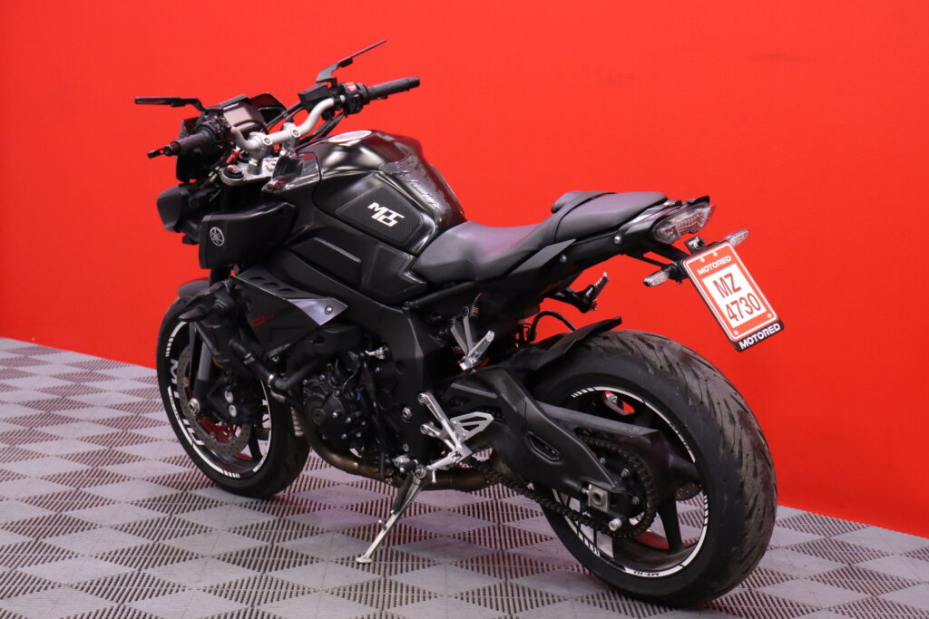 Yamaha - MT-10 - // Shifter / Dominator / Vakkari / Ajomodet / TCS / Huoltokirja // Yamaha - MT-10 - // Shifter / Dominator / Vakkari / Ajomodet / TCS / Huoltokirja // - Moottoripyörä