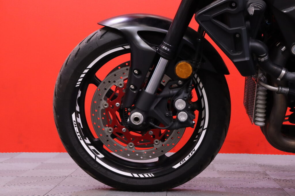 Yamaha - MT-10 - // Shifter / Dominator / Vakkari / Ajomodet / TCS / Huoltokirja // Yamaha - MT-10 - // Shifter / Dominator / Vakkari / Ajomodet / TCS / Huoltokirja // - Moottoripyörä