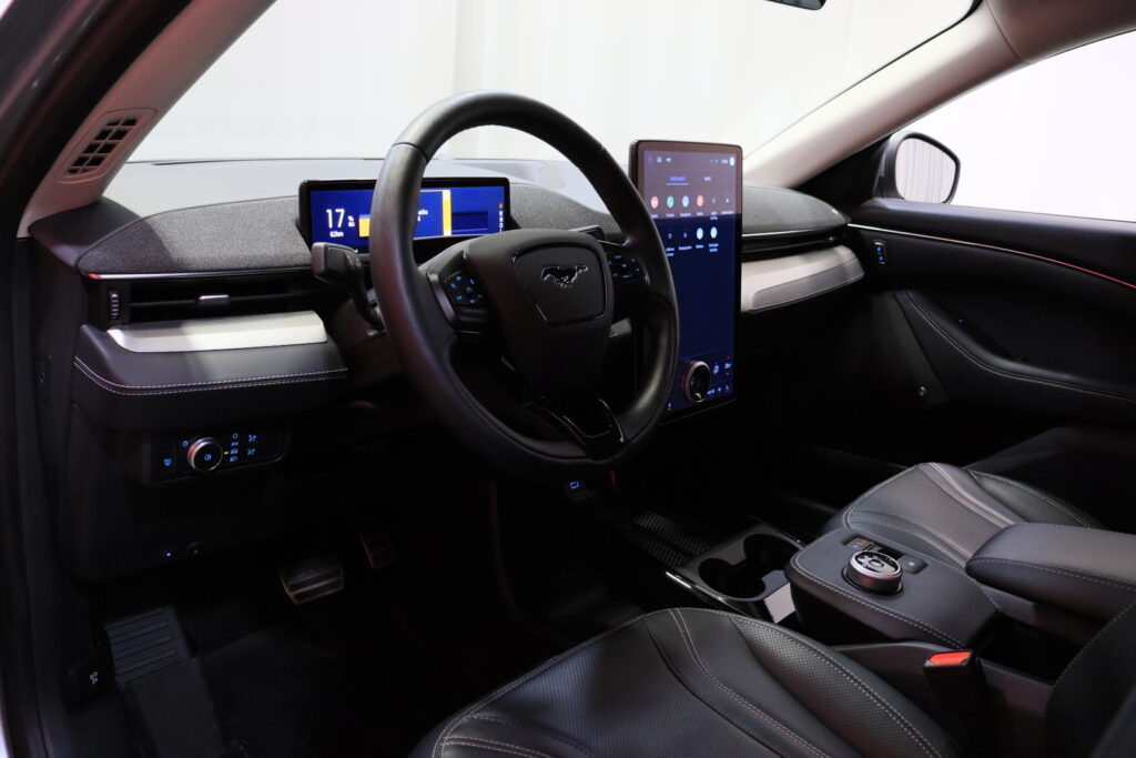 Ford - Mustang Mach-E - 98kWh 294hv A1 RWD 5-ov // Suomi-auto / ACC / B&O / 360° Kamera / Lasikatto / Muistipenkki / Nahat / Keyless / 2x Vanteet // Ford - Mustang Mach-E - 98kWh 294hv A1 RWD 5-ov // Suomi-auto / ACC / B&O / 360° Kamera / Lasikatto / Muistipenkki / Nahat / Keyless / 2x Vanteet // - Maastoauto