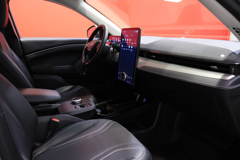 Ford - Mustang Mach-E - 98kWh 294hv A1 RWD 5-ov // Suomi-auto / ACC / B&O / 360° Kamera / Lasikatto / Muistipenkki / Nahat / Keyless / 2x Vanteet // Ford - Mustang Mach-E - 98kWh 294hv A1 RWD 5-ov // Suomi-auto / ACC / B&O / 360° Kamera / Lasikatto / Muistipenkki / Nahat / Keyless / 2x Vanteet // - Maastoauto