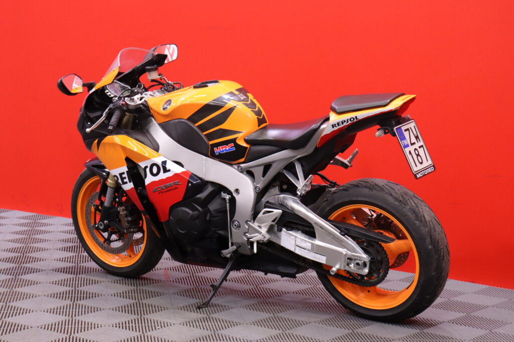 Honda - CBR - 1000 RR Fireblade // Suomi-Pyörä / Akrapovic / ABS / Huoltokirja // Honda - CBR - 1000 RR Fireblade // Suomi-Pyörä / Akrapovic / ABS / Huoltokirja // - Moottoripyörä