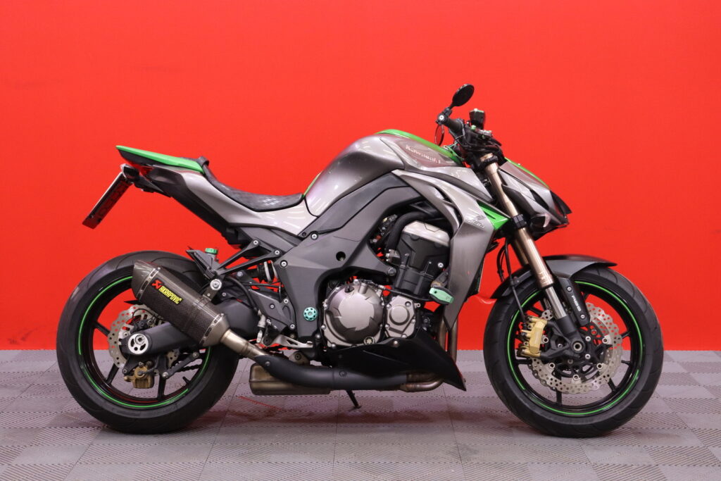 Kawasaki - Z - // Akra Sliparit! / Tangonpääpeilit / Kaatumatapit / Huoltokirja / Nopea kotiinkuljetus! // Kawasaki - Z - // Akra Sliparit! / Tangonpääpeilit / Kaatumatapit / Huoltokirja / Nopea kotiinkuljetus! // - Moottoripyörä