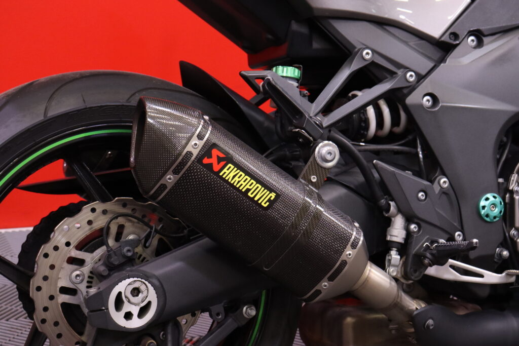 Kawasaki - Z - // Akra Sliparit! / Tangonpääpeilit / Kaatumatapit / Huoltokirja / Nopea kotiinkuljetus! // Kawasaki - Z - // Akra Sliparit! / Tangonpääpeilit / Kaatumatapit / Huoltokirja / Nopea kotiinkuljetus! // - Moottoripyörä