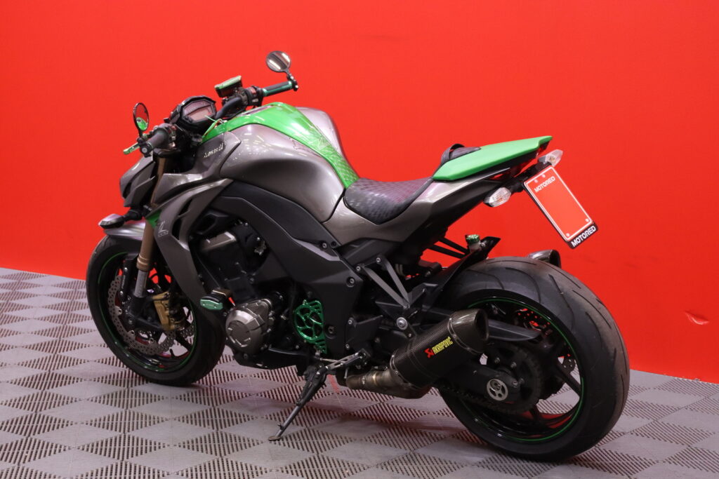 Kawasaki - Z - // Akra Sliparit! / Tangonpääpeilit / Kaatumatapit / Huoltokirja / Nopea kotiinkuljetus! // Kawasaki - Z - // Akra Sliparit! / Tangonpääpeilit / Kaatumatapit / Huoltokirja / Nopea kotiinkuljetus! // - Moottoripyörä