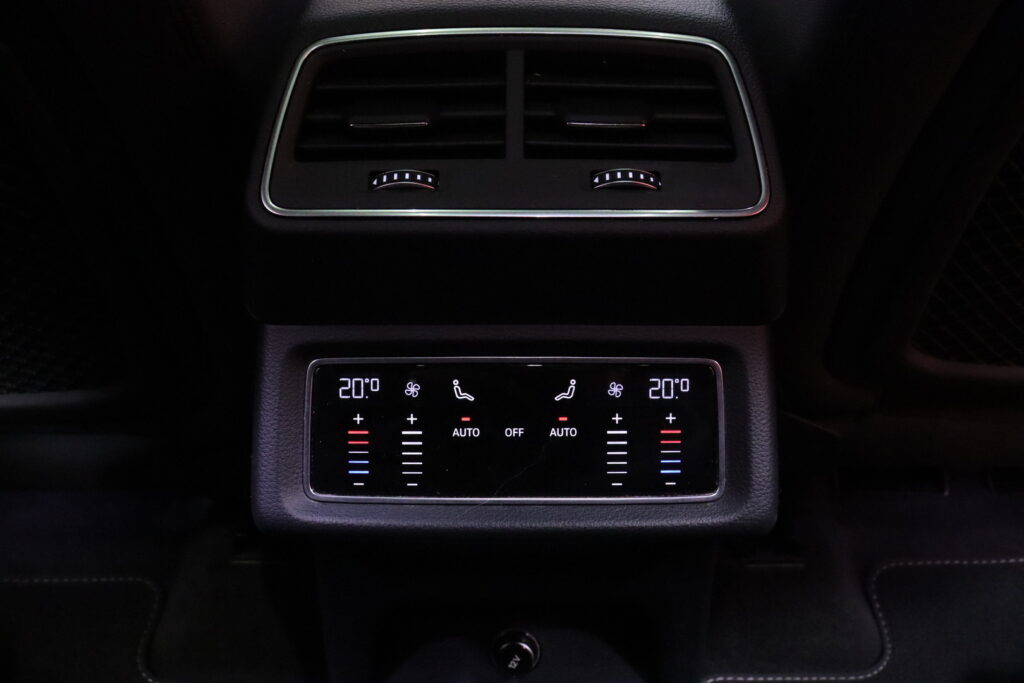 Audi - e-tron - Edition S line 55 quattro // ACC / Matrix / 360° / Ilmajousitus / B&O / Panorama / Nahka-Alcantara / Muistipenkki / Audi - e-tron - Edition S line 55 quattro // ACC / Matrix / 360° / Ilmajousitus / B&O / Panorama / Nahka-Alcantara / Muistipenkki / - Maastoauto