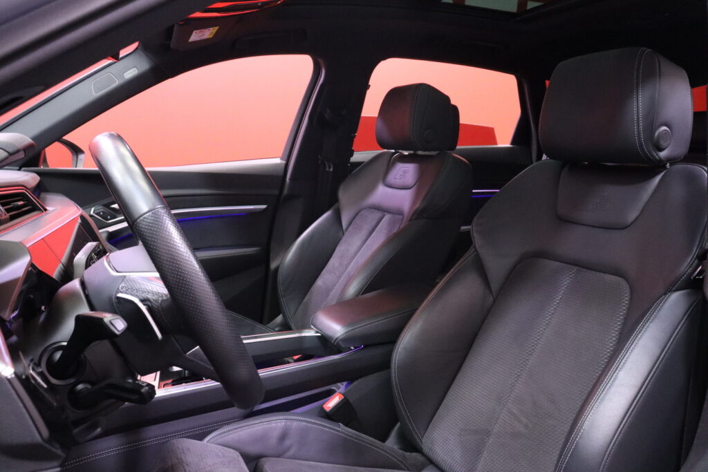 Audi - e-tron - Edition S line 55 quattro // ACC / Matrix / 360° / Ilmajousitus / B&O / Panorama / Nahka-Alcantara / Muistipenkki / Audi - e-tron - Edition S line 55 quattro // ACC / Matrix / 360° / Ilmajousitus / B&O / Panorama / Nahka-Alcantara / Muistipenkki / - Maastoauto