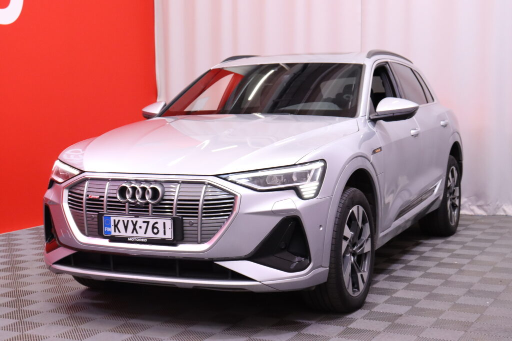 Audi - e-tron - Edition S line 55 quattro // ACC / Matrix / 360° / Ilmajousitus / B&O / Panorama / Nahka-Alcantara / Muistipenkki / Audi - e-tron - Edition S line 55 quattro // ACC / Matrix / 360° / Ilmajousitus / B&O / Panorama / Nahka-Alcantara / Muistipenkki / - Maastoauto
