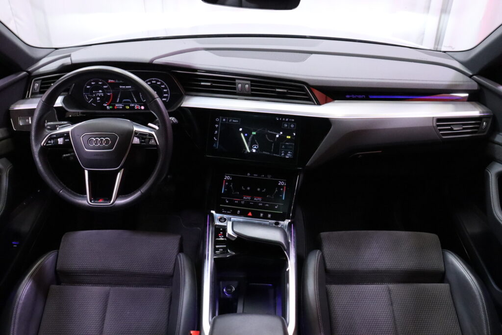 Audi - e-tron - Edition S line 55 quattro // ACC / Matrix / 360° / Ilmajousitus / B&O / Panorama / Nahka-Alcantara / Muistipenkki / Audi - e-tron - Edition S line 55 quattro // ACC / Matrix / 360° / Ilmajousitus / B&O / Panorama / Nahka-Alcantara / Muistipenkki / - Maastoauto