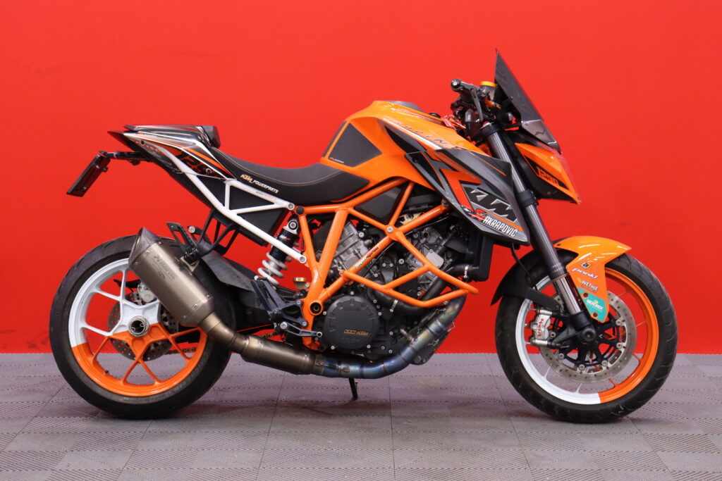 KTM - 1290 - Super Duke R // Suomi-Pyörä / Huoltokirja / Akrapovic-putkisto / Brembo / Navi // KTM - 1290 - Super Duke R // Suomi-Pyörä / Huoltokirja / Akrapovic-putkisto / Brembo / Navi // - Moottoripyörä
